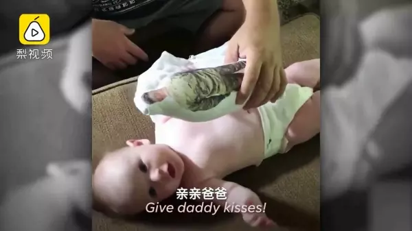 是爸爸!因為爸爸是軍人,常常不再家!當寶寶看到「爸爸玩偶時」激萌的反應萌暈全網!