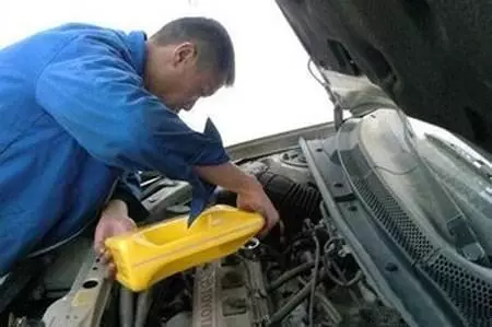 5000公里換一次機油?多少人被騙,汽修老師傅教你多久換才最好!