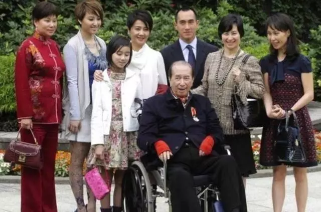 97歲賭王入住ICU四房子女輪流探望,網友:斗爭堪比甄嬛傳!