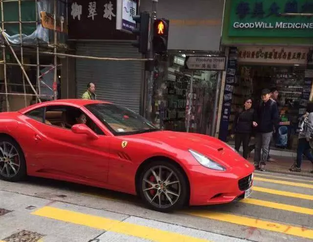 張柏芝曬照見男人開其法拉利,戴情侶表似三胎生父,網友澄清真相!