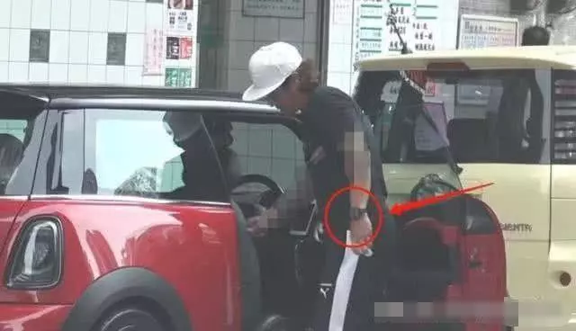 張柏芝曬照見男人開其法拉利,戴情侶表似三胎生父,網友澄清真相!