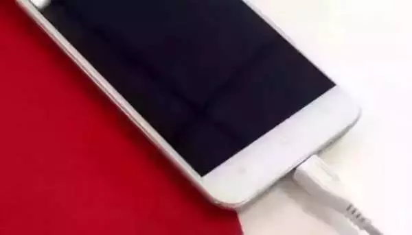 一次性把手機充電到100%對嗎?很多人都做錯了