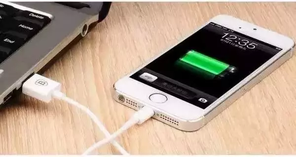 一次性把手機充電到100%對嗎?很多人都做錯了