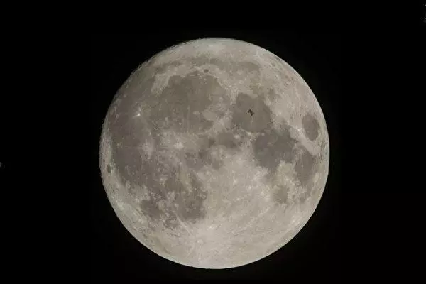 月球背面詭異音樂:太空人曾聽見古怪口哨聲,無線電斷1小時