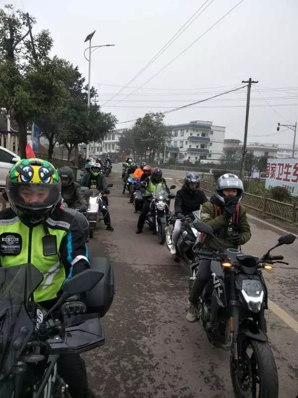 摩旅很辛苦!為什麼不換汽車去旅行呢?