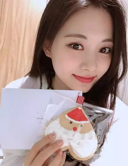 女神回台過年了!周子瑜「除夕前一天抵台」吃團圓飯,曬出「淡妝趴床美照」狂吸60萬讚:隨便拍都正!