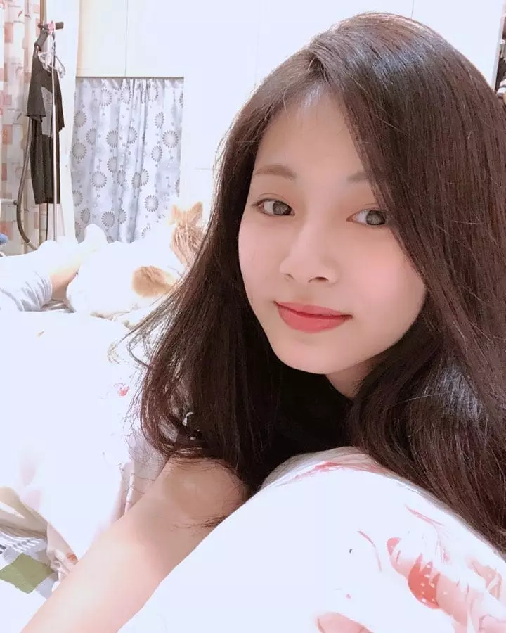 女神回台過年了!周子瑜「除夕前一天抵台」吃團圓飯,曬出「淡妝趴床美照」狂吸60萬讚:隨便拍都正!