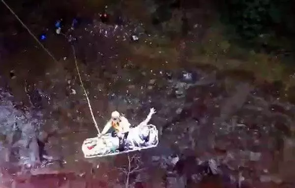 登山客刀放背包 一跌倒直插入腰