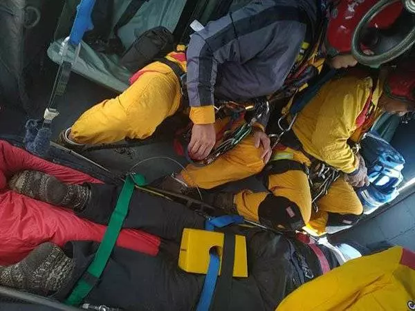 登山客刀放背包 一跌倒直插入腰