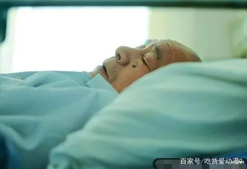 爺爺出車禍成植物人,爸無意撥錯爺爺的電話,電話一接通爸愣住了