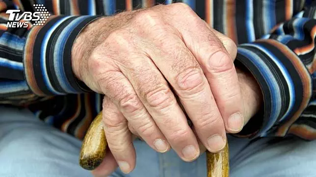 年過50不注意這些事 當心尿騷、腐臭「老人味」纏身
