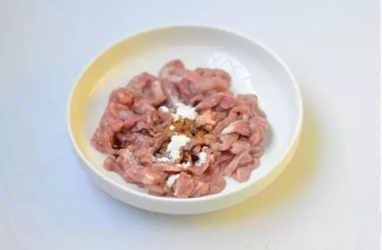家常菜青椒肉絲的做法