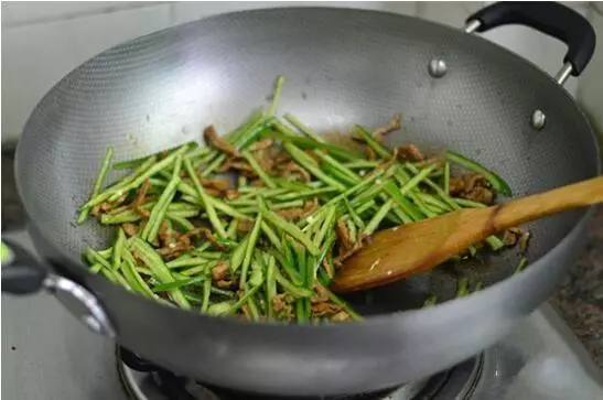 家常菜青椒肉絲的做法