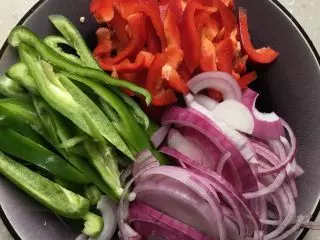 簡單家常菜,青椒炒肉絲,清香撲鼻、鮮美可口,做法簡單,動手吧