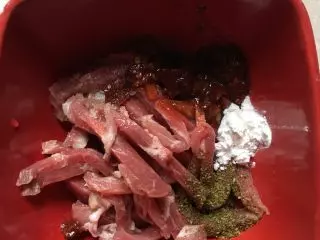 簡單家常菜,青椒炒肉絲,清香撲鼻、鮮美可口,做法簡單,動手吧