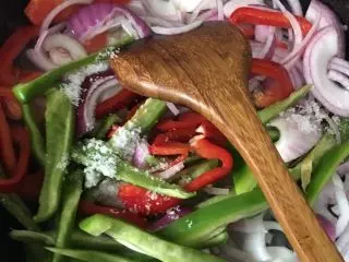 簡單家常菜,青椒炒肉絲,清香撲鼻、鮮美可口,做法簡單,動手吧