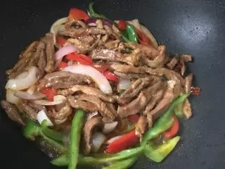 簡單家常菜,青椒炒肉絲,清香撲鼻、鮮美可口,做法簡單,動手吧