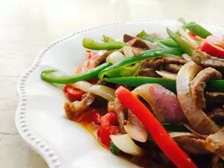 簡單家常菜,青椒炒肉絲,清香撲鼻、鮮美可口,做法簡單,動手吧