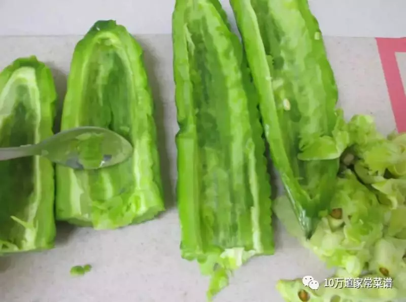 簡單易做,好吃不上火的涼拌苦瓜,請大家參考