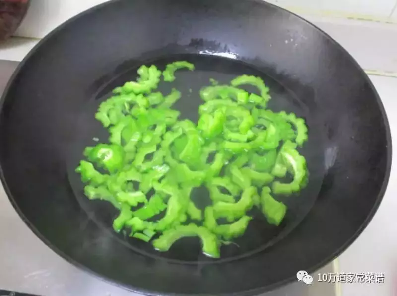 簡單易做,好吃不上火的涼拌苦瓜,請大家參考