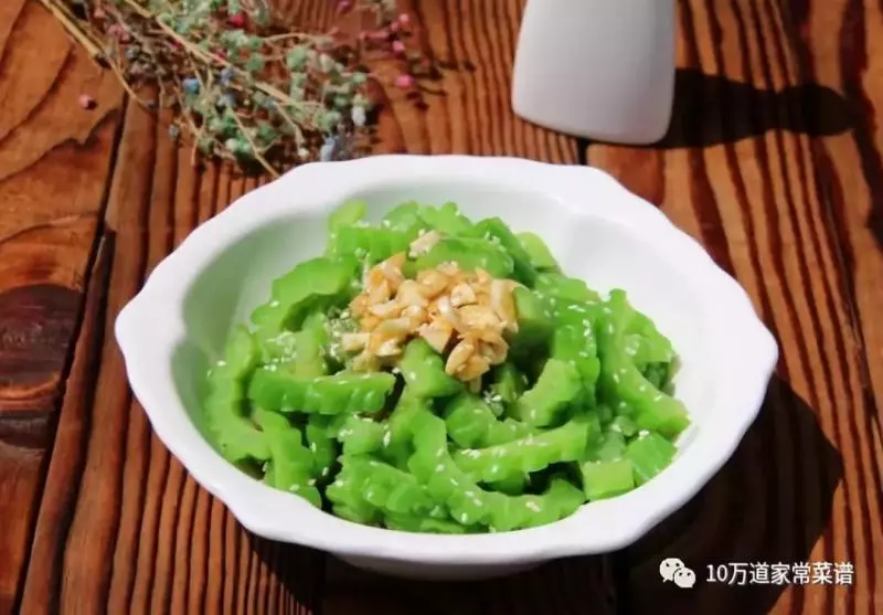 簡單易做,好吃不上火的涼拌苦瓜,請大家參考