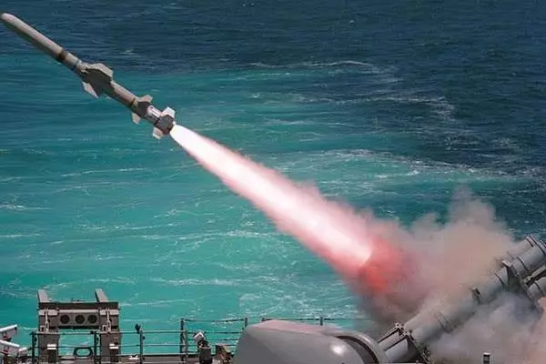 6億的武器如何擊沉500億的航母?看看我軍這款反艦飛彈就懂了