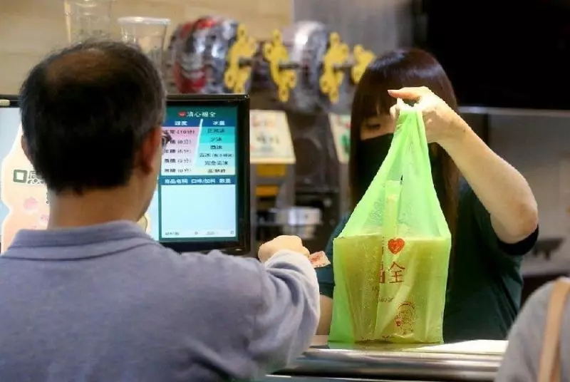 新政策「店家禁送塑膠袋」大家玩小聰明!飲料店出奇招「聽懂這暗語」免費袋子任你拿!
