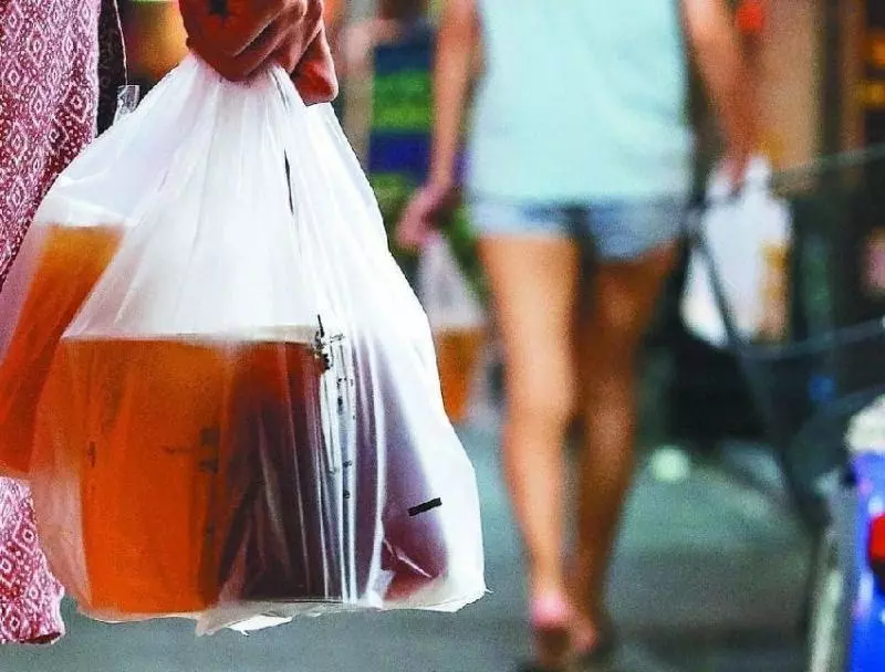 新政策「店家禁送塑膠袋」大家玩小聰明!飲料店出奇招「聽懂這暗語」免費袋子任你拿!