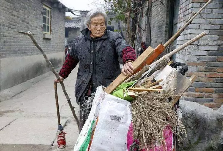 丈夫兒子意外離去,老婦收破爛刮花豪車,掏錢時掉出一物,車主一瞧忙磕頭喊:媽媽
