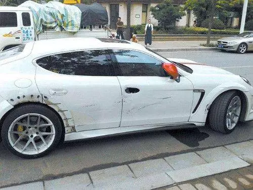 丈夫兒子意外離去,老婦收破爛刮花豪車,掏錢時掉出一物,車主一瞧忙磕頭喊:媽媽