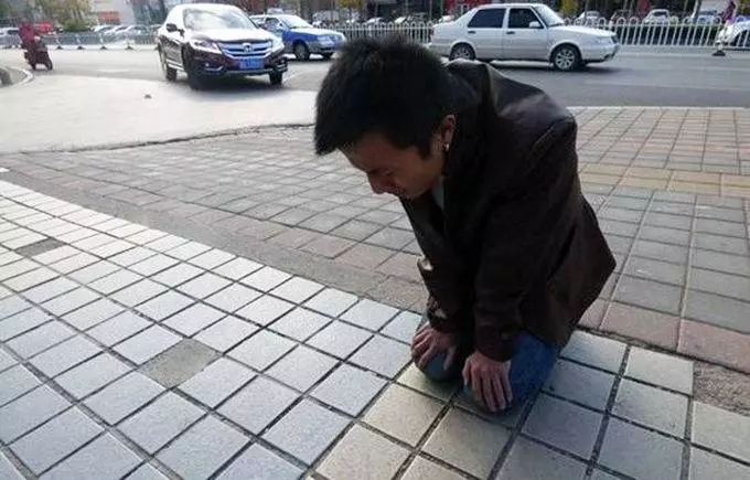 丈夫兒子意外離去,老婦收破爛刮花豪車,掏錢時掉出一物,車主一瞧忙磕頭喊:媽媽