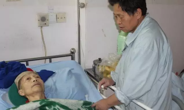 富豪臨死前偷偷給兒子女兒各100萬,沒想到等他百年後.....兄妹看到遺書喜極而泣!