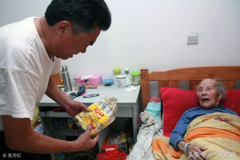 岳父走了,妻子走了,剩下67歲女婿全身心照顧88歲癱瘓的岳母