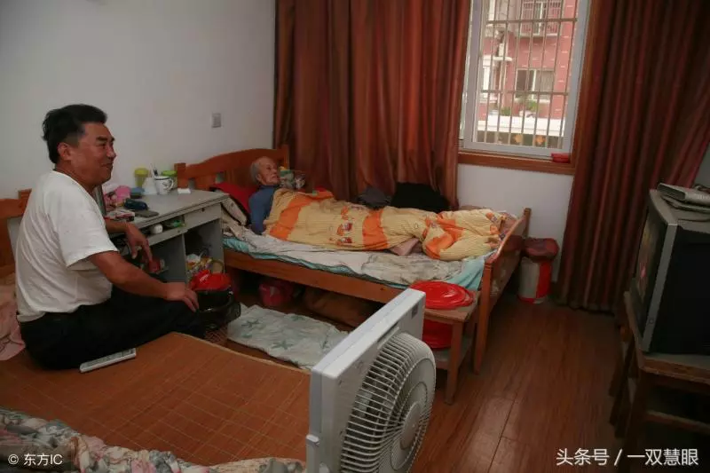 岳父走了,妻子走了,剩下67歲女婿全身心照顧88歲癱瘓的岳母