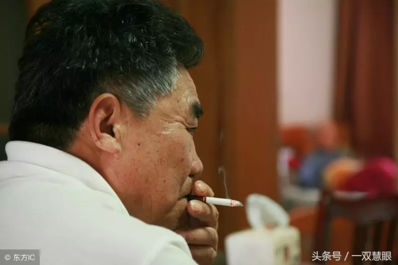 岳父走了,妻子走了,剩下67歲女婿全身心照顧88歲癱瘓的岳母