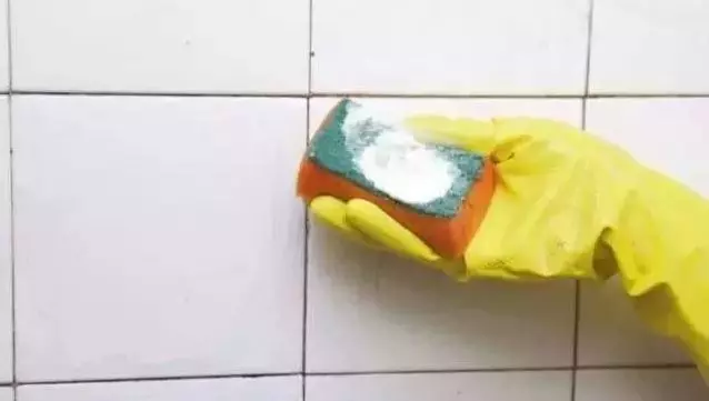 她把一顆檸檬丟進洗衣機,結果被驚喜到了…洗衣機裡的汙垢沒有了,太神奇了!!