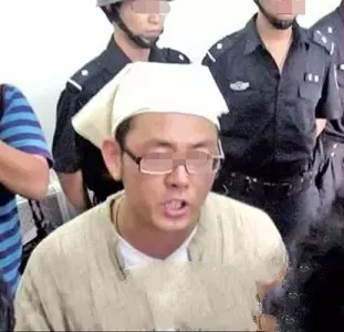 回娘家時,前男友竟穿著喪服來拜年!還將冥紙撒她臉上說是「紅包」!而她老公靜靜說了「一句話」,竟毀了他的人生!