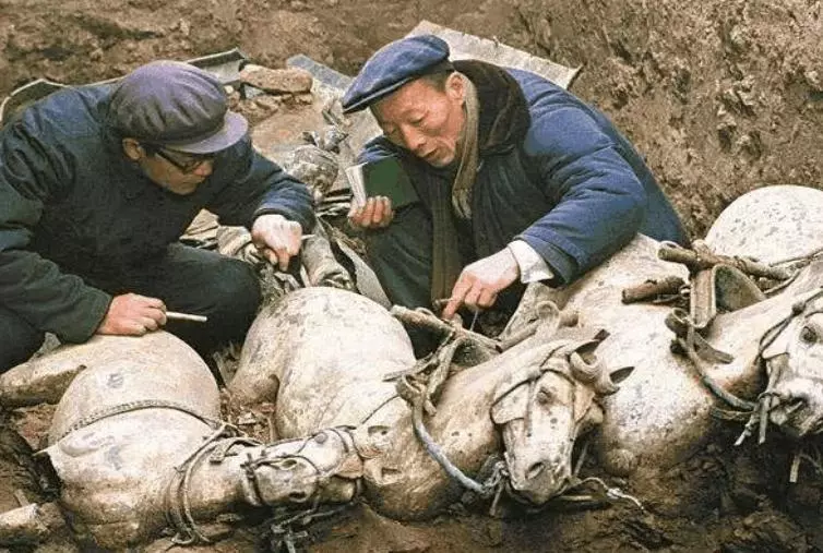 有人說兵馬俑是真人燒製的,專家研究一尊破碎兵馬俑,揭開真相!