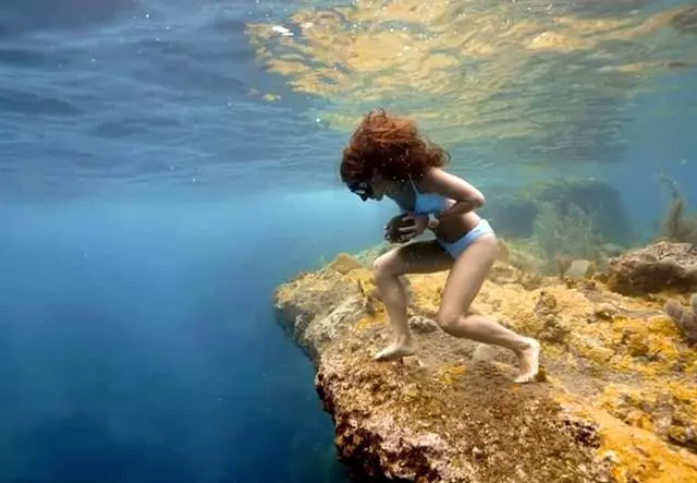 女版水行俠現身!正妹抱巨石下潛 水中「閉氣2分鐘」狂奔上陸