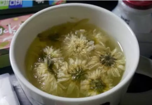 肺癌前兆:臉上1處會「發黑」!常喝「3水」排煙毒,給肺洗洗澡