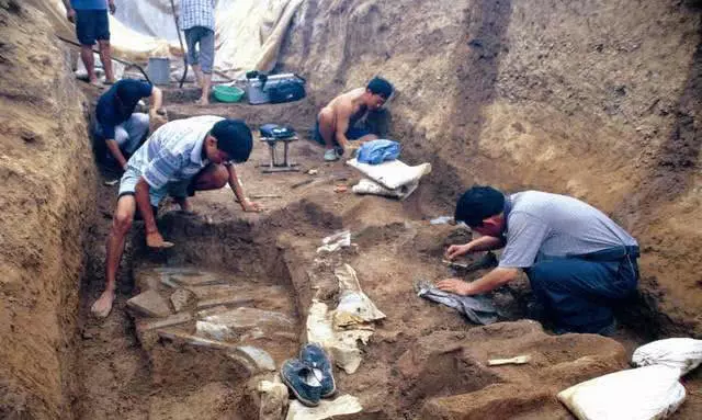 工人炸出一座古墓,出土疑似「血棺」,專家好奇過來查看,見後卻大驚失色:危險,快撤!