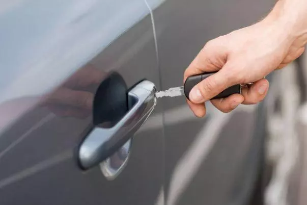 車鑰匙被鎖在車裡了怎麼辦?老司機:笨蛋砸玻璃,聰明人只要【一根鞋帶】,車門馬上打開