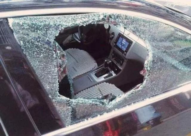 車鑰匙被鎖在車裡了怎麼辦?老司機:笨蛋砸玻璃,聰明人只要【一根鞋帶】,車門馬上打開