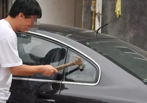 車鑰匙被鎖在車裡了怎麼辦?老司機:笨蛋砸玻璃,聰明人只要【一根鞋帶】,車門馬上打開