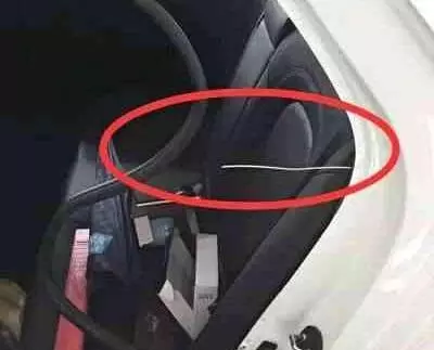 車鑰匙被鎖在車裡了怎麼辦?老司機:笨蛋砸玻璃,聰明人只要【一根鞋帶】,車門馬上打開