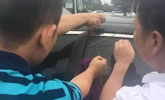 車鑰匙被鎖在車裡了怎麼辦?老司機:笨蛋砸玻璃,聰明人只要【一根鞋帶】,車門馬上打開