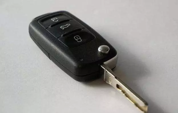 車鑰匙被鎖在車裡了怎麼辦?老司機:笨蛋砸玻璃,聰明人只要【一根鞋帶】,車門馬上打開