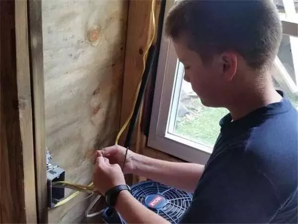13歲國中生花了四萬多塊在自家後院建了一個2.5坪的小房子,看起不怎樣…但一開門進去令人驚嘆!