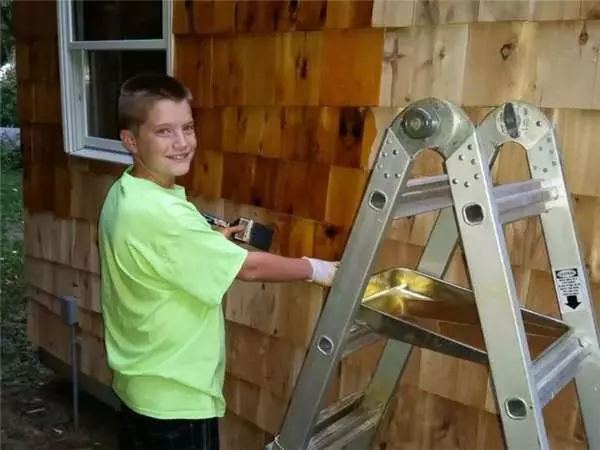 13歲國中生花了四萬多塊在自家後院建了一個2.5坪的小房子,看起不怎樣…但一開門進去令人驚嘆!