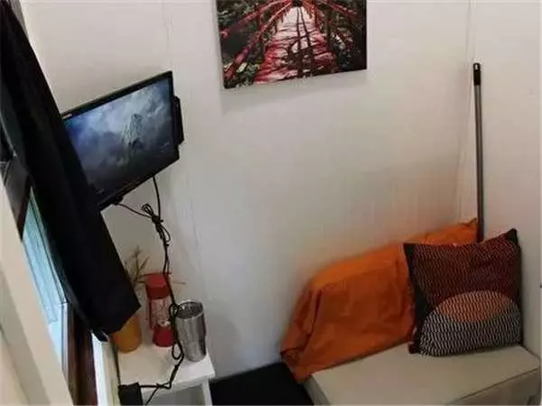 13歲國中生花了四萬多塊在自家後院建了一個2.5坪的小房子,看起不怎樣…但一開門進去令人驚嘆!